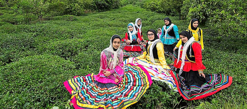 Gilan bölgesindeki çay bahçeleri ve yöresel kıyafetler