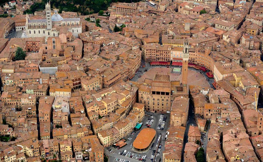 Siena'nın havadan görünüşü. Meydanın yakınında katedral